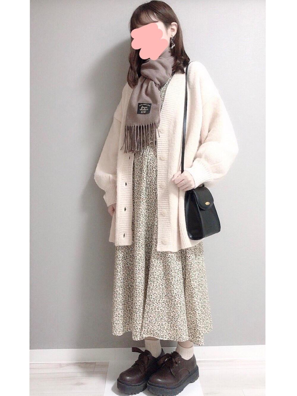 「カーディガン、ワンピース、マフラー、花柄、デート、ガーリー、休日スタイル、ブラウン、ootd、ロングワンピース、ミニバッグ、ゆるコーデ、秋コーデ、モヘアカーディガン、ボリューム袖」｜「Chicoのモヘア風ルーズニットカーデ（カーディガン/ボレロ、ホワイト系）」を使った、nicoさん（レディース・153cm）の秋コーディネートの1枚目の写真