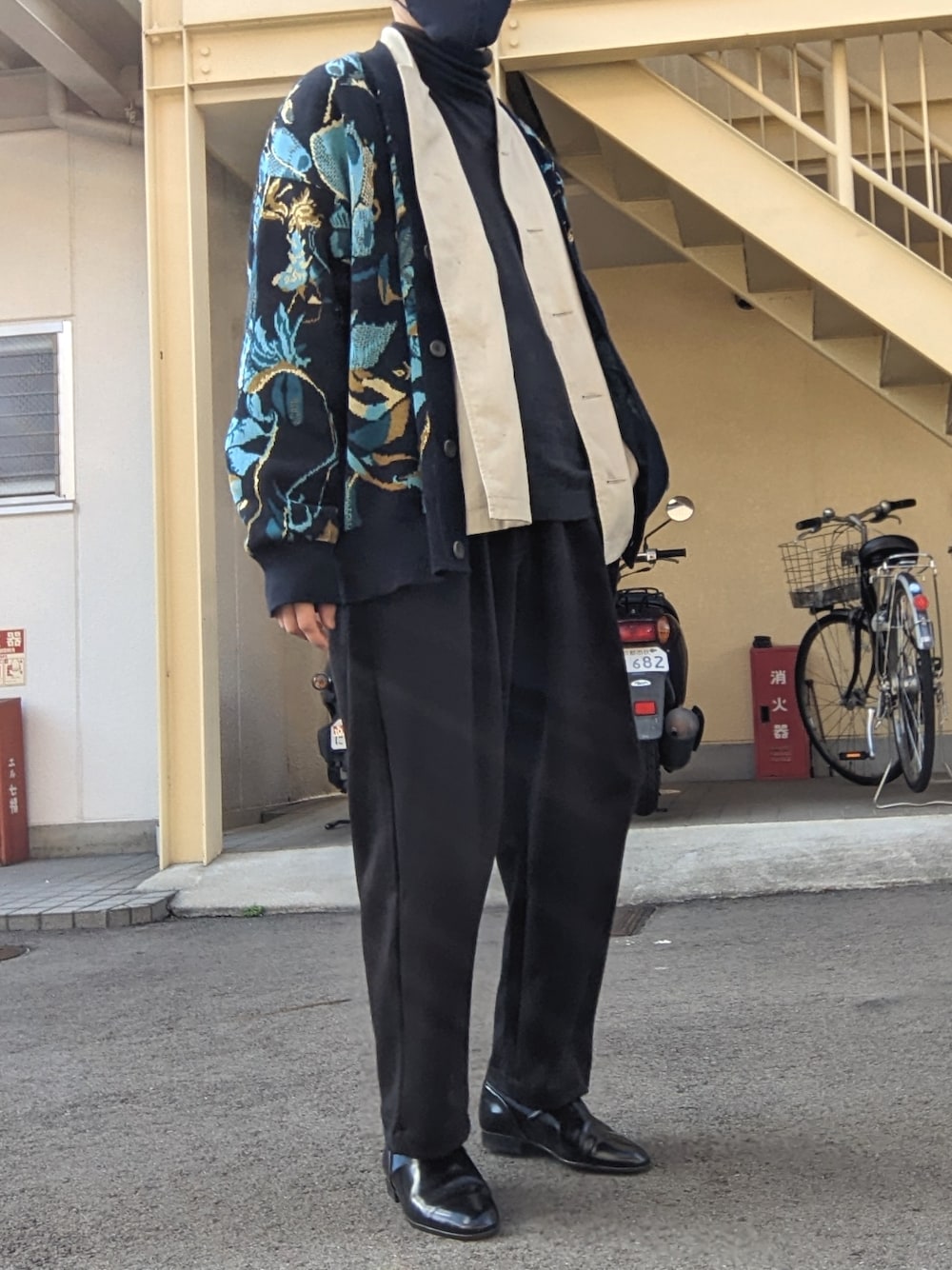 ブラック系のスウェットパンツ、ブルー系のカーディガン/ボレロ、ベージュ系のブルゾンを着用したメンズの冬コーディネートの3枚目の写真