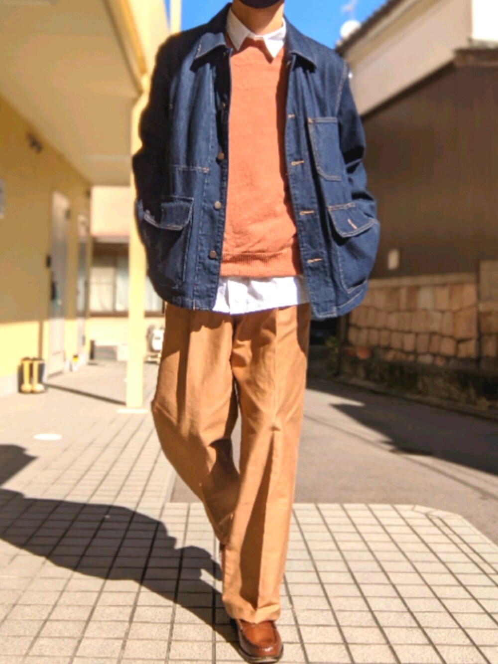 「ニット、デニム、シンプル、ローファー、UNIQLO、秋のコーデ、オレンジ、大人カジュアル、ワイドパンツ、ブラウン、プチプラ、きれいめカジュアル、レディース、ユニクロコーデ、レディース男子」｜「UNIQLOのアイテム（パンツ、ブラウン系）」を使った、kryukさん（メンズ・170cm）の秋コーディネートの1枚目の写真
