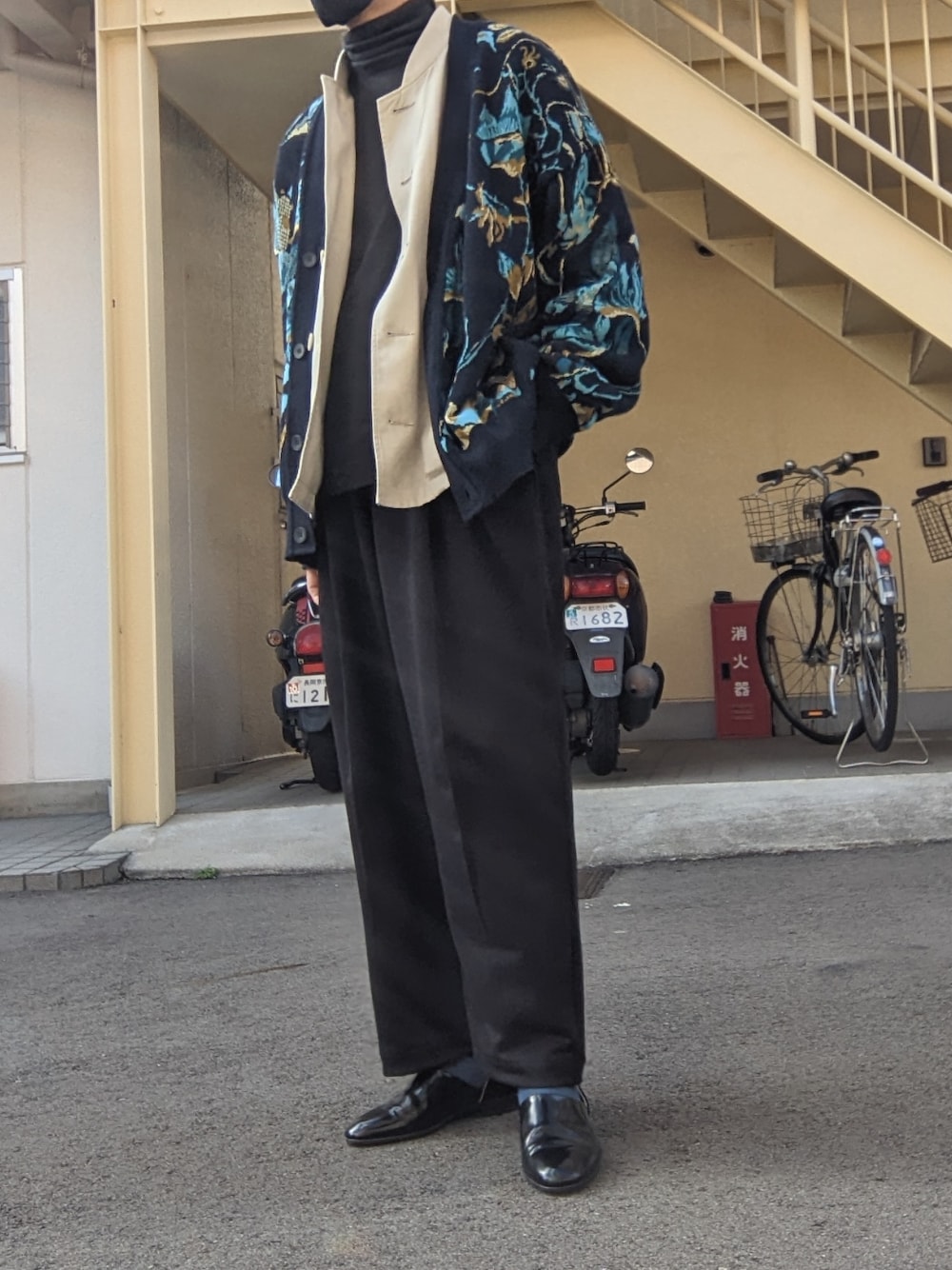 ブラック系のスウェットパンツ、ブルー系のカーディガン/ボレロ、ベージュ系のブルゾンを着用したメンズの冬コーディネートの1枚目の写真