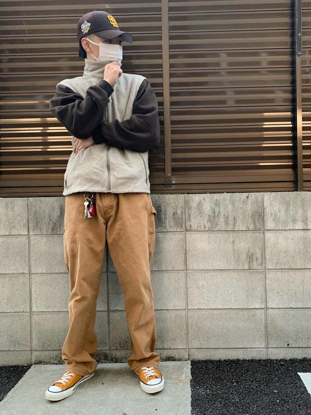 「ストリート、ストリートMIX、古着、古着MIX、おしゃれさんと繋がりたい、ツートーン、ファッションの力を信じよう、いいね、save、フォローお願いします🤑、converse、ベスト、休日スタイル、スニーカー、キャップ」｜「Dickiesのアイテム（デニムパンツ、ベージュ系）」を使った、たいよう  ばばさん（メンズ・175cm）の冬コーディネートの1枚目の写真