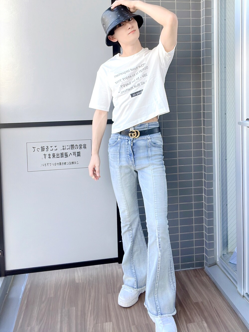 「白Tシャツ、GYDA、gydaデニム、GYDAコーデ」｜「GYDAのH/W フィットフレアデニムパンツ（デニムパンツ、ブルー系）」を使った、𝓎𝓊𝓉𝑜さん（メンズ・170cm）の秋コーディネートの1枚目の写真