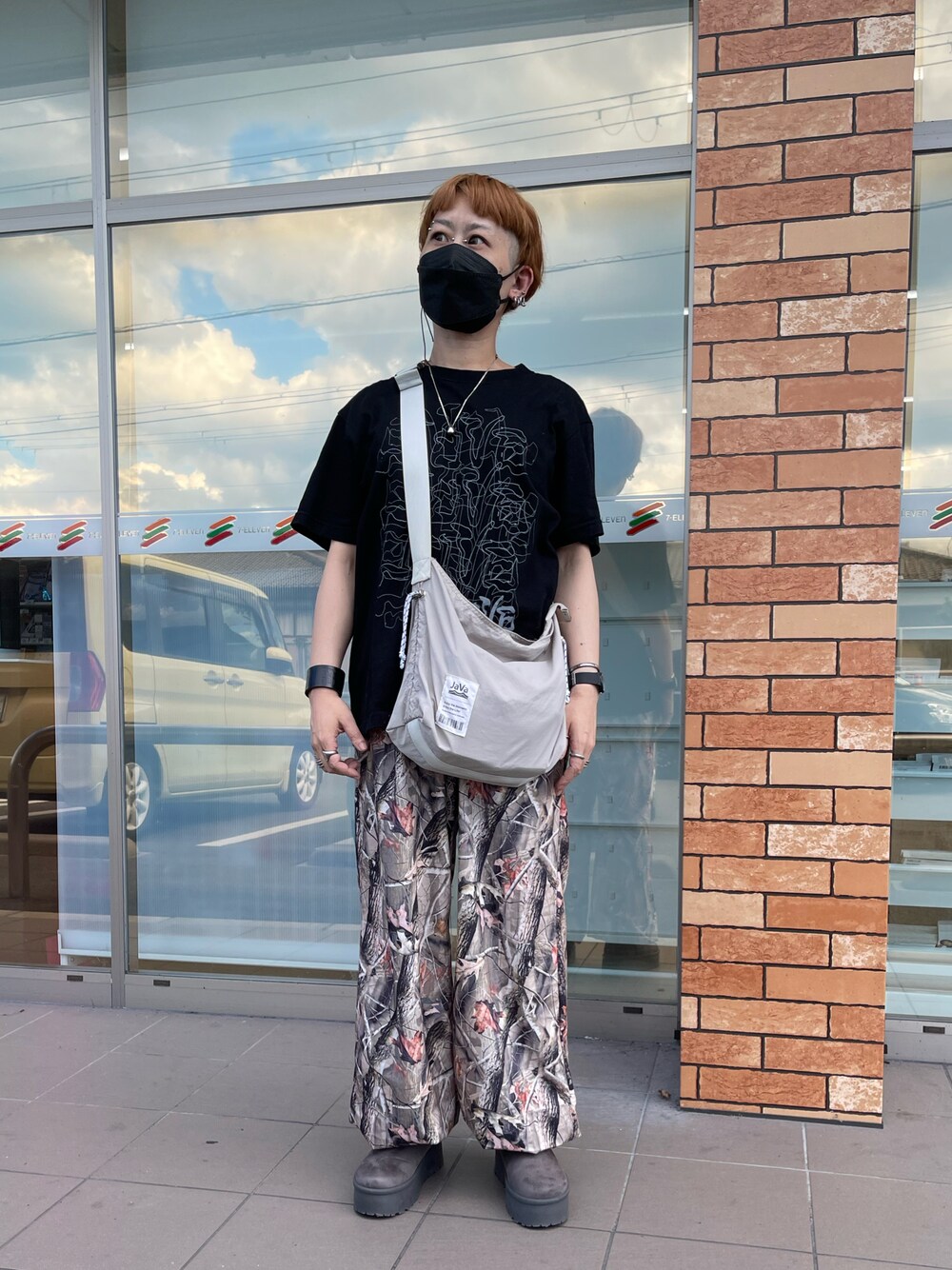 「SEINEのアイテム（スウェットパンツ、ブラウン系）」を使った、nekonekomaiさん（レディース・156cm）の秋コーディネートの1枚目の写真