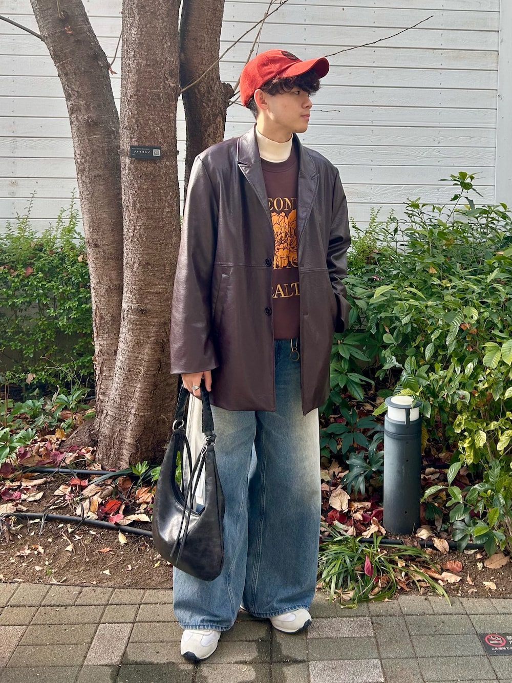 ホワイト系のニット/セーター、ブラウン系のスウェット、ブラウン系のその他アウターを着用したメンズの冬コーディネートの1枚目の写真