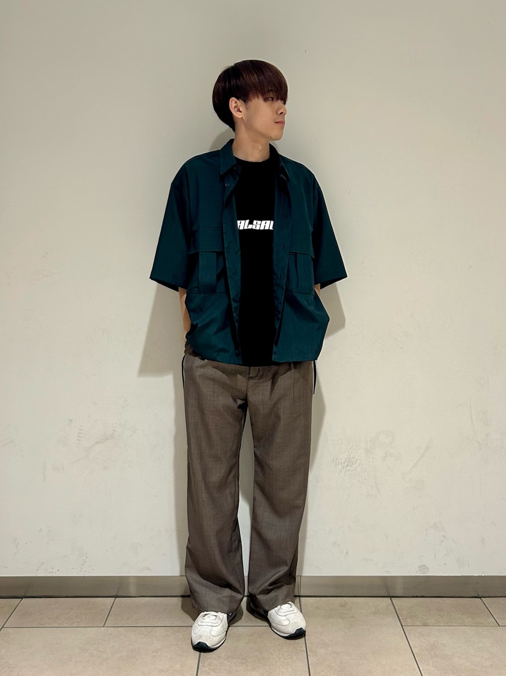 グリーン系のシャツ/ブラウス、ブラック系のTシャツ/カットソー、ブラウン系のその他パンツを着用したメンズの夏コーディネートの1枚目の写真