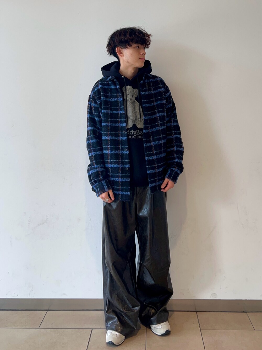 ブルー系のシャツ/ブラウス、ブラック系のスウェット、ブラック系のその他パンツを着用したメンズの冬コーディネートの1枚目の写真