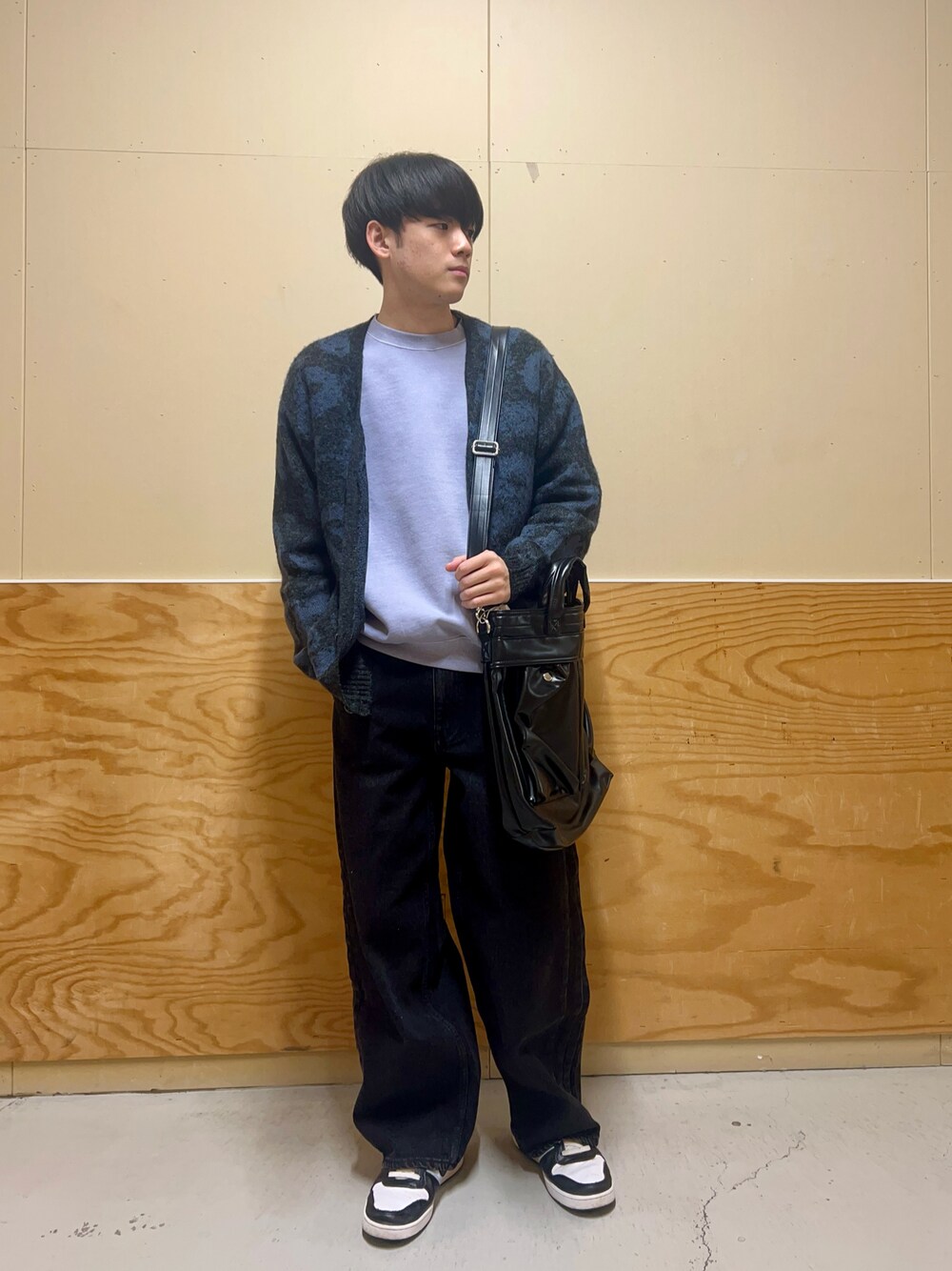グレー系のカーディガン/ボレロ、ブルー系のスウェット、ブラック系のデニムパンツを着用したメンズの春コーディネートの1枚目の写真