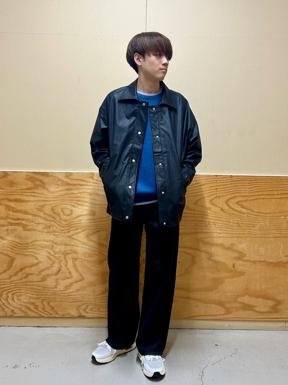 ブラック系のその他アウター、ブラック系のデニムパンツ、ブルー系のニット/セーターを着用したメンズの春コーディネートの1枚目の写真