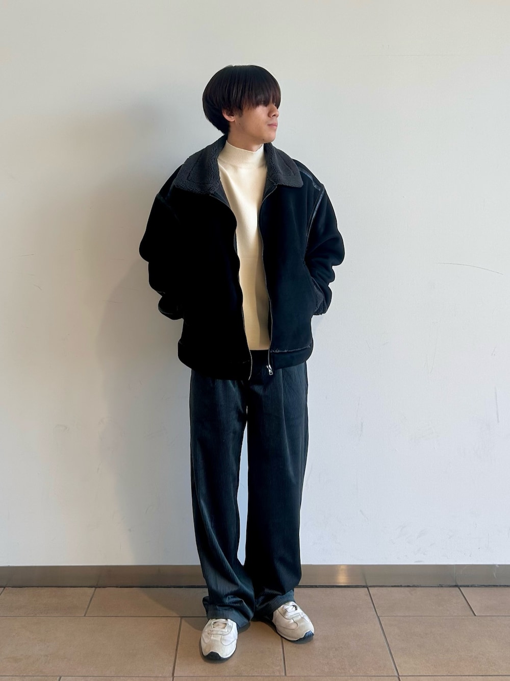 ブラック系のブルゾン、ホワイト系のニット/セーター、グレー系のその他パンツを着用したメンズの秋コーディネートの1枚目の写真