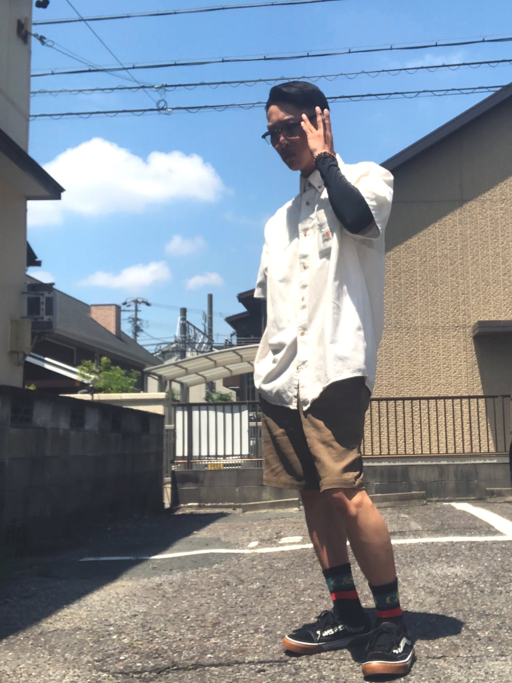 「Carhartt、短パン、靴下×スニーカー、カーキ、ベージュ、夏、短髪」｜「VANSのアイテム（スニーカー、ブラック系）」を使った、ゆういさん（メンズ・174cm）の夏コーディネートの1枚目の写真