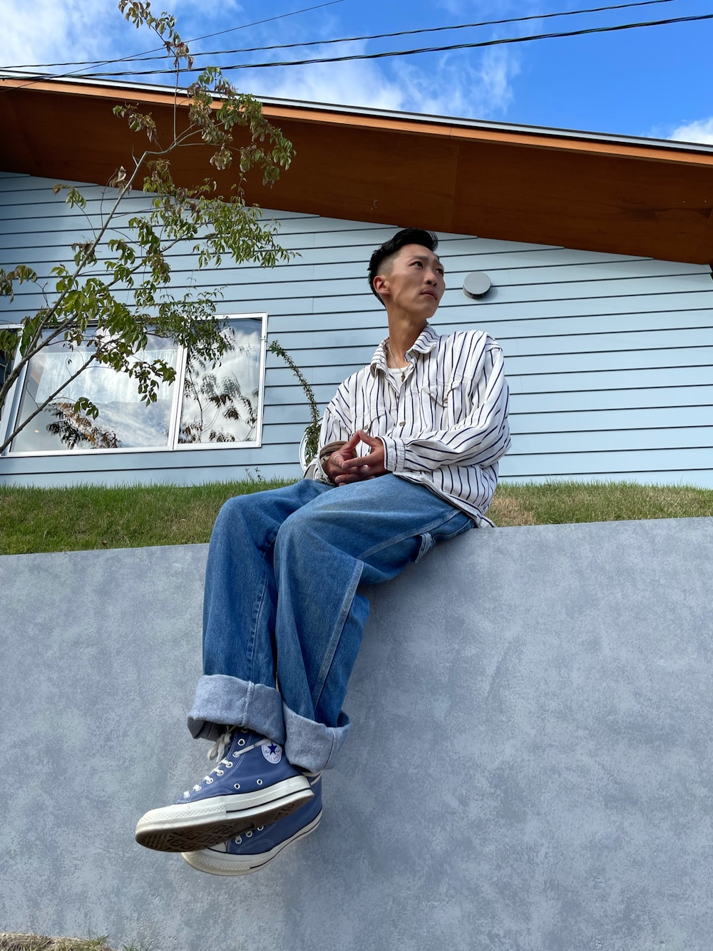 「70's、アメリカンビンテージ、バックトゥザフューチャー、cafe、岡崎、青×白、converse、CONVERSE ct70、チャックテイラー、お洒落さんとつながりたい、秋コーデ、いいね、save、フォローお願いします🤑、ファッションの力を信じよう」｜「Dickiesのアイテム（デニムパンツ、ブルー系）」を使った、ゆういさん（メンズ・174cm）の秋コーディネートの1枚目の写真