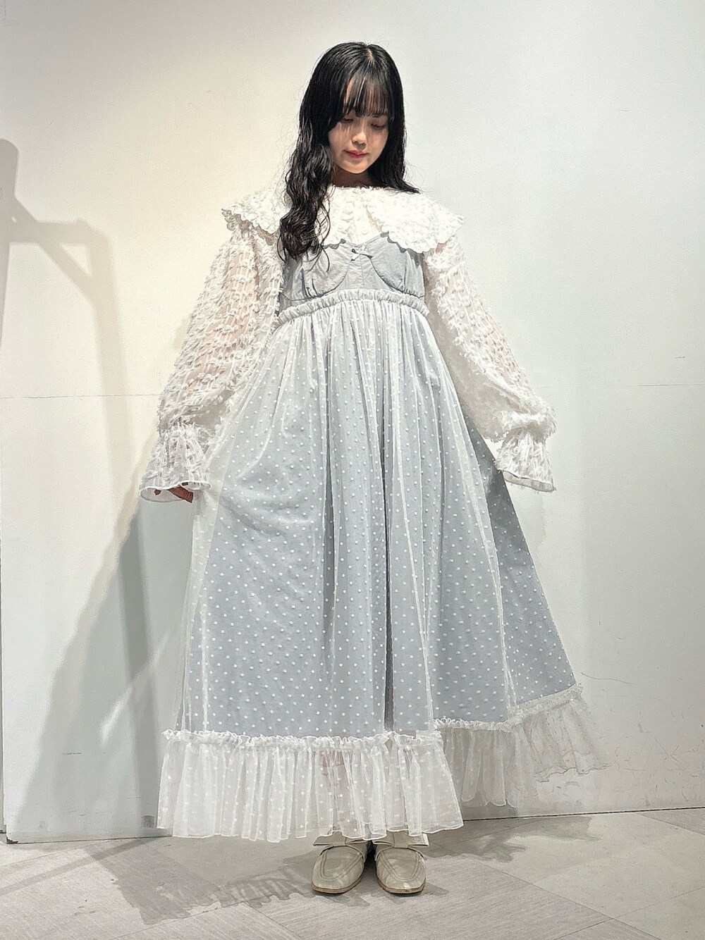 ホワイト系のシャツ/ブラウス、グレー系のワンピース、ホワイト系のローファーを着用したレディースの秋コーディネートの1枚目の写真