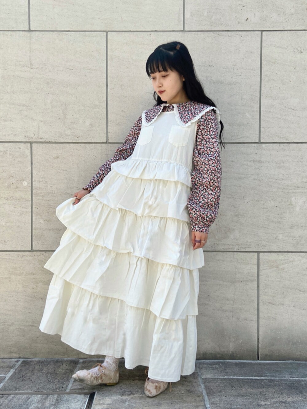 レッド系のシャツ/ブラウス、ホワイト系のその他シューズを着用したレディースの春コーディネートの1枚目の写真