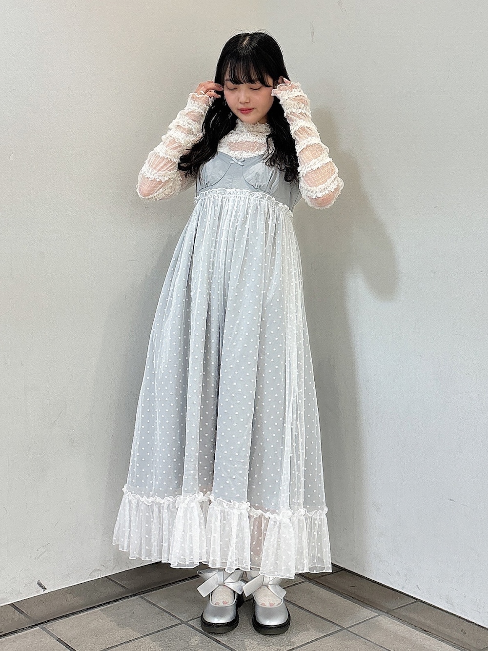 ホワイト系のTシャツ/カットソー、グレー系のワンピース、シルバー系のバレエシューズを着用したレディースの夏コーディネートの1枚目の写真