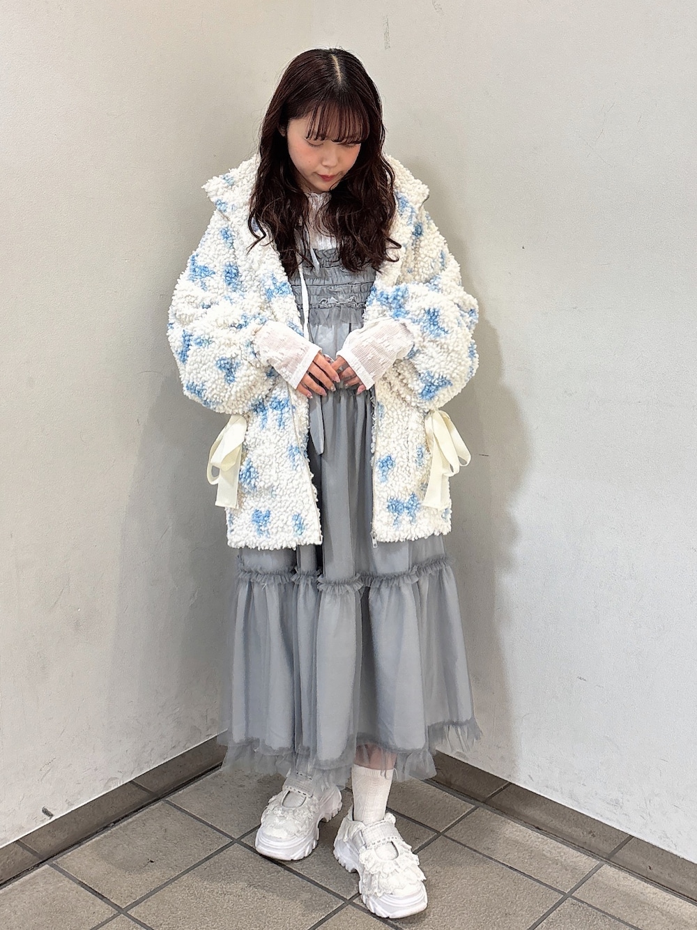 ブルー系のブルゾン、ホワイト系のTシャツ/カットソー、ブルー系のワンピースを着用したレディースの冬コーディネートの1枚目の写真