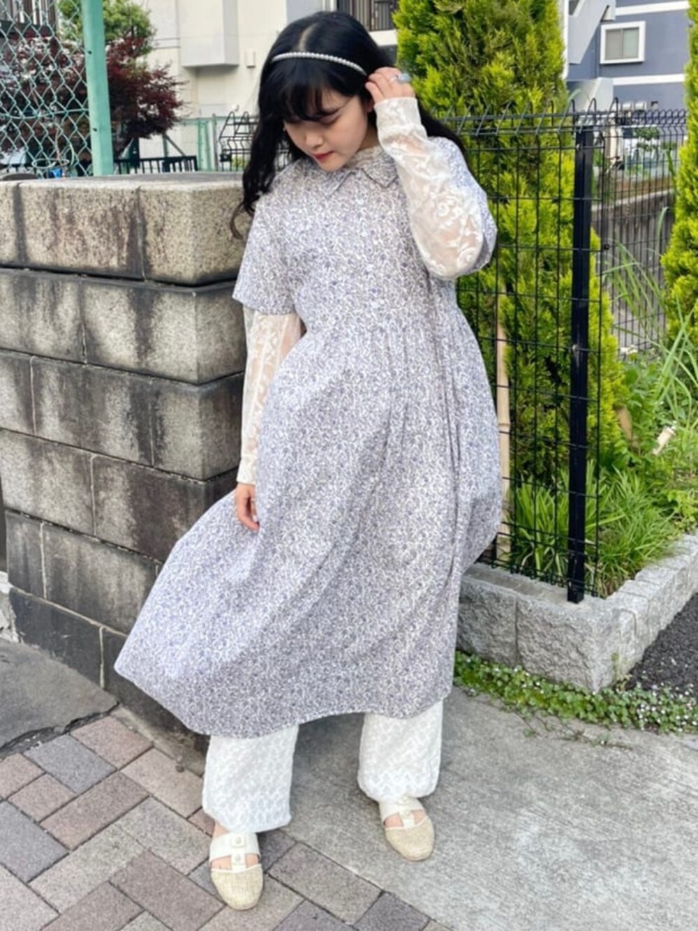 パープル系のワンピース、ベージュ系のパンプス、ホワイト系のその他パンツを着用したレディースの夏コーディネートの1枚目の写真