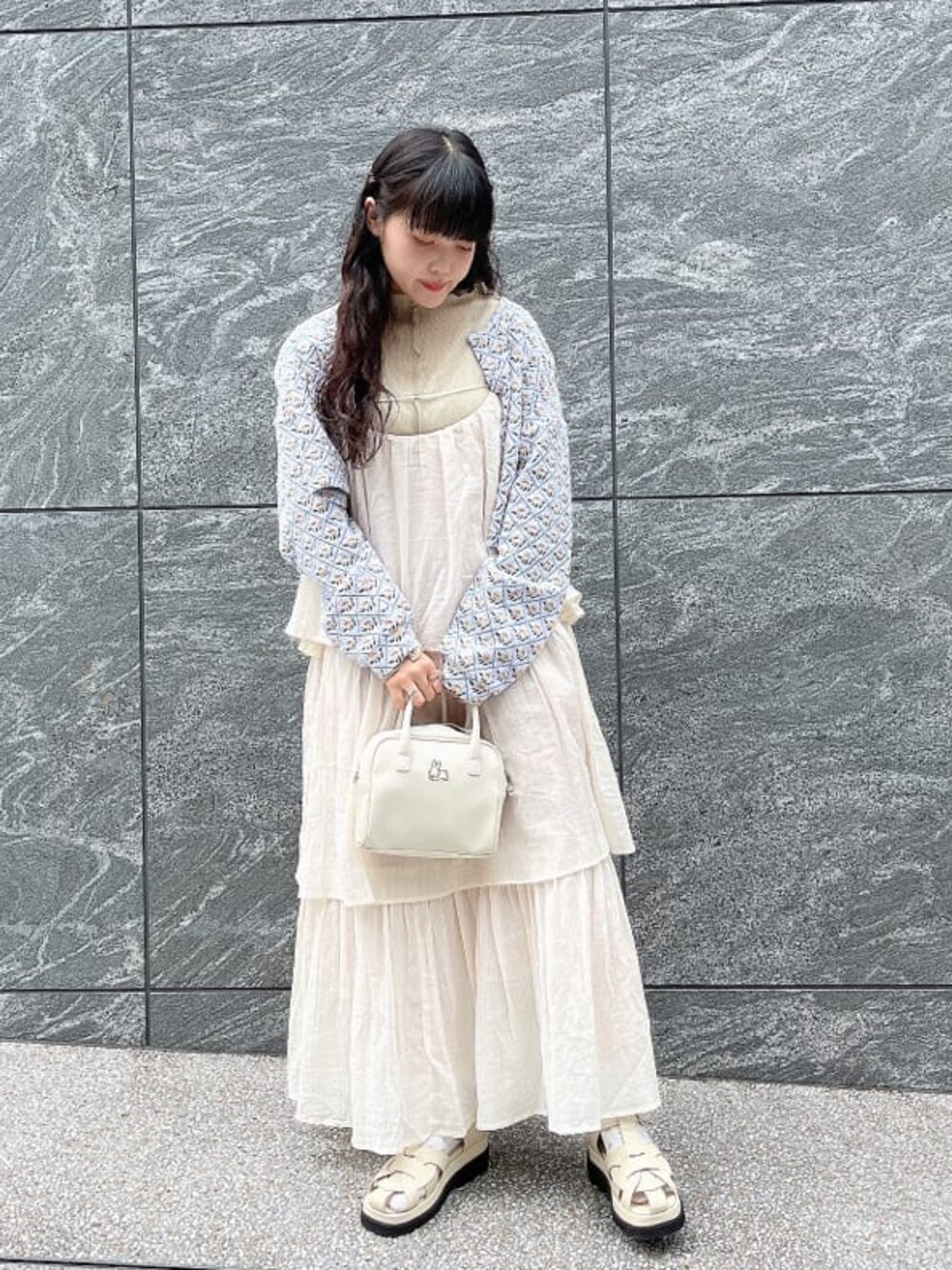 ホワイト系のワンピース、グリーン系のTシャツ/カットソー、ホワイト系のボストンバッグを着用したレディースの夏コーディネートの1枚目の写真