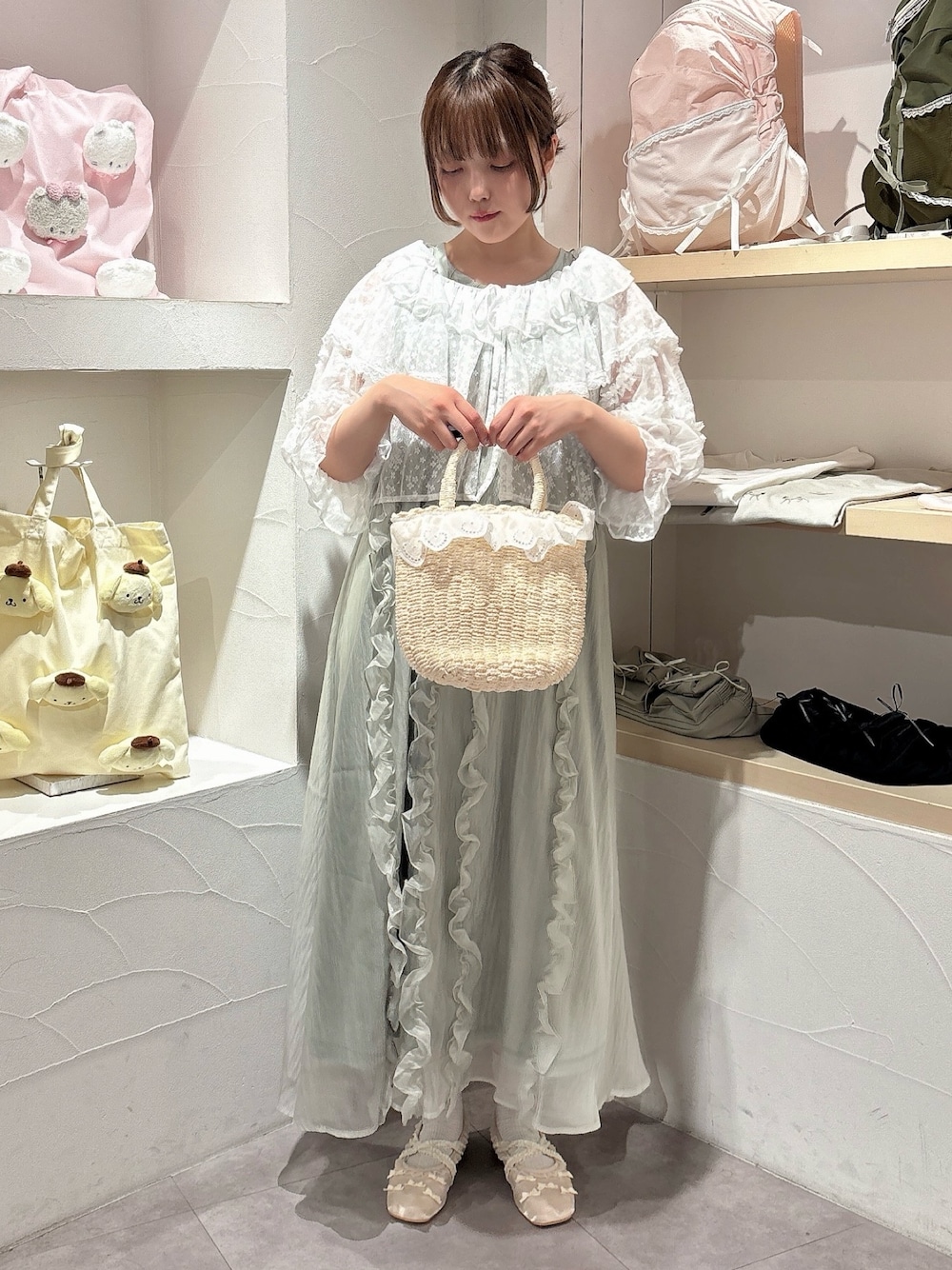 ホワイト系のカーディガン/ボレロ、ホワイト系のハンドバッグ、グリーン系のワンピースを着用したレディースの夏コーディネートの1枚目の写真