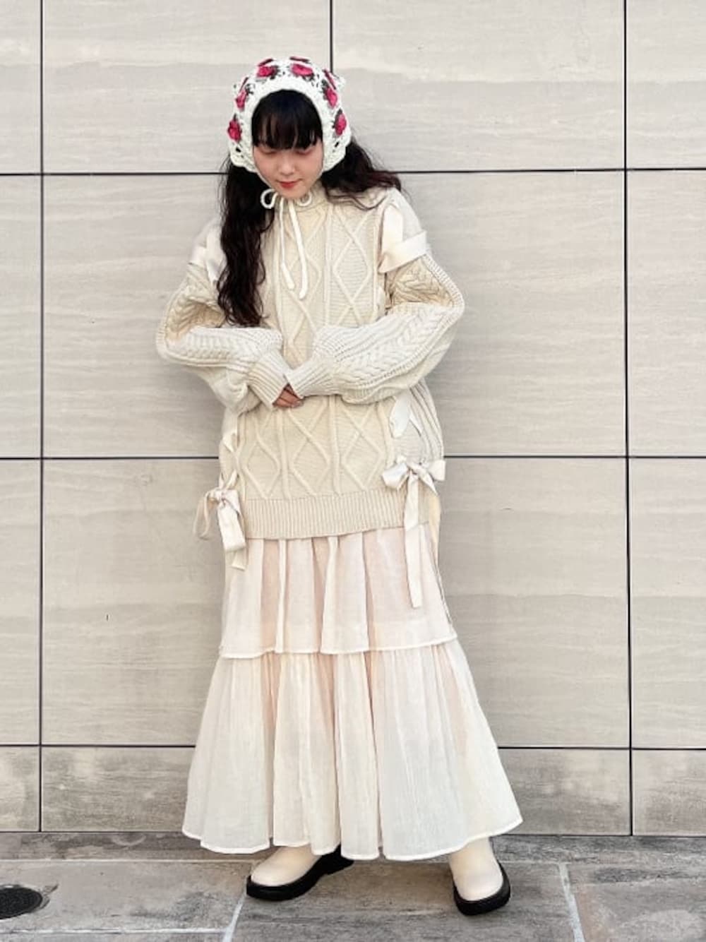 ホワイト系のニット/セーター、ホワイト系のワンピース、ホワイト系のブーツを着用したレディースの秋コーディネートの1枚目の写真