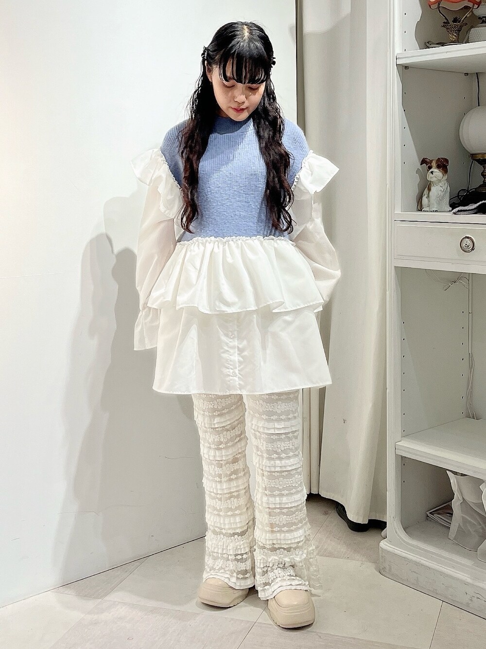 ブルー系のワンピース、ホワイト系のスウェットパンツ、ホワイト系のスニーカーを着用したレディースの冬コーディネートの1枚目の写真