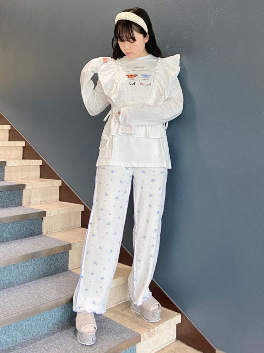 ホワイト系のTシャツ/カットソー、ホワイト系のその他パンツ、グレー系のサンダルを着用したレディースの夏コーディネートの1枚目の写真