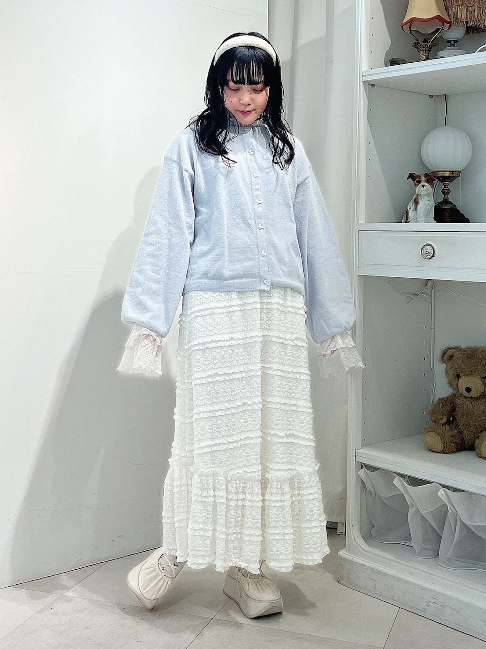 ブルー系のカーディガン/ボレロ、ホワイト系のTシャツ/カットソー、ホワイト系のスカートを着用したレディースの春コーディネートの1枚目の写真