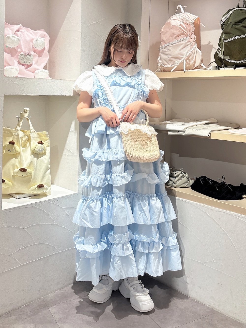 ホワイト系のシャツ/ブラウス、ホワイト系のハンドバッグ、ブルー系のワンピースを着用したレディースの夏コーディネートの1枚目の写真