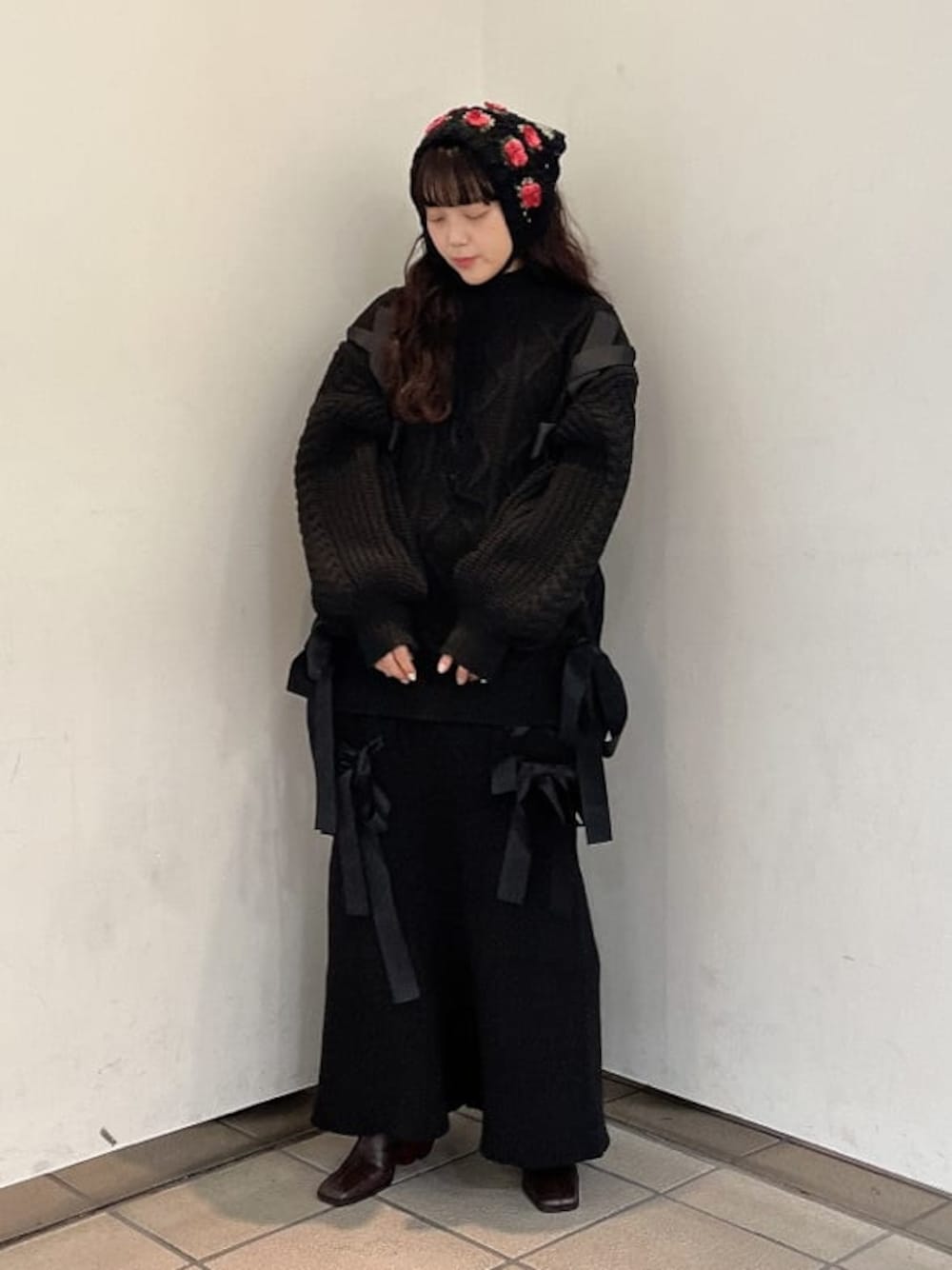 ブラウン系のブーツ、ブラウン系のブーツ、ブラック系のスカートを着用したレディースの秋コーディネートの1枚目の写真