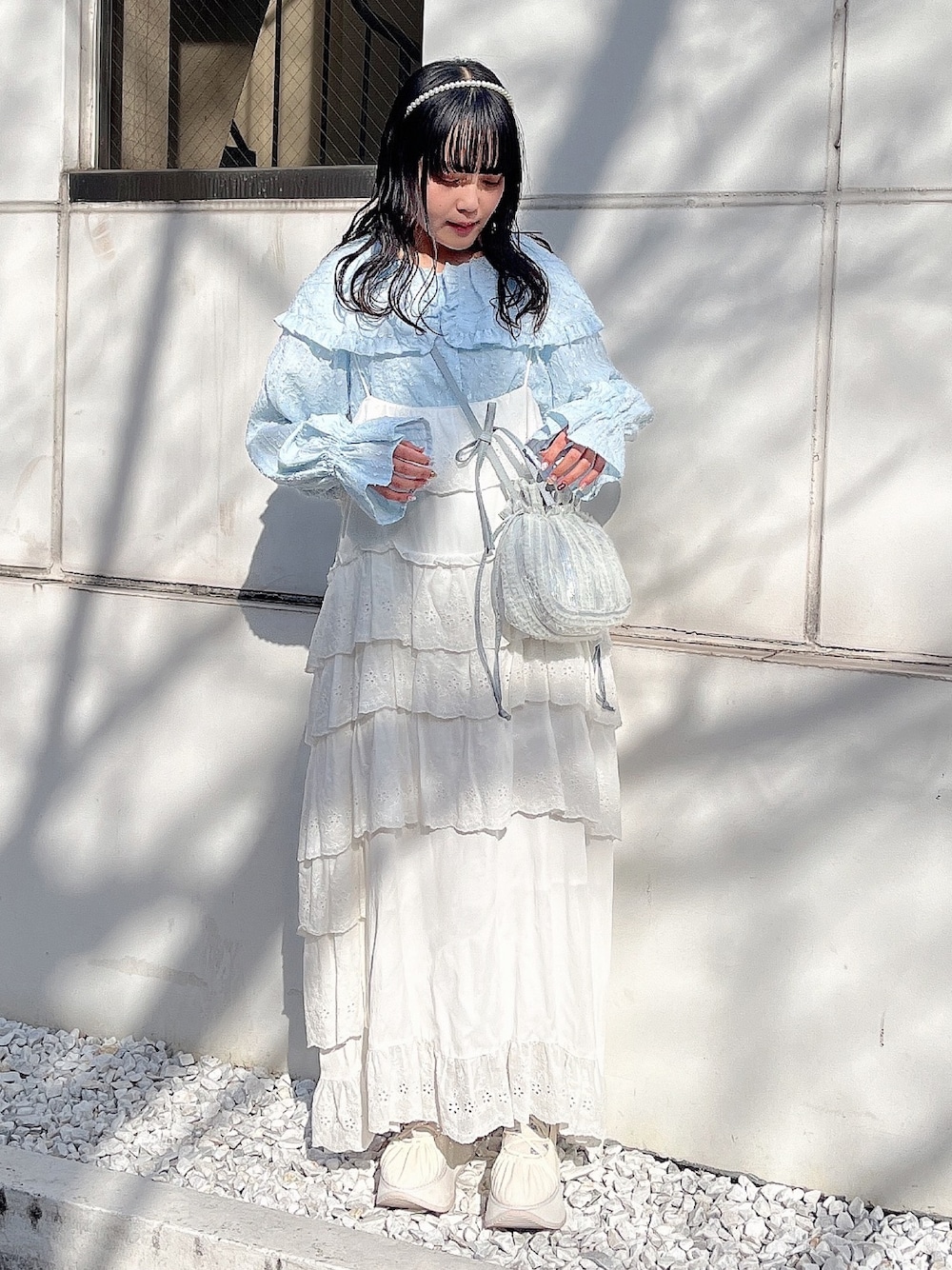 ブルー系のシャツ/ブラウス、ブルー系のショルダーバッグ、ホワイト系のワンピースを着用したレディースの冬コーディネートの1枚目の写真