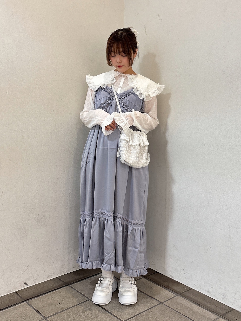 ホワイト系のシャツ/ブラウス、ホワイト系のハンドバッグ、ブルー系のワンピースを着用したレディースの夏コーディネートの1枚目の写真