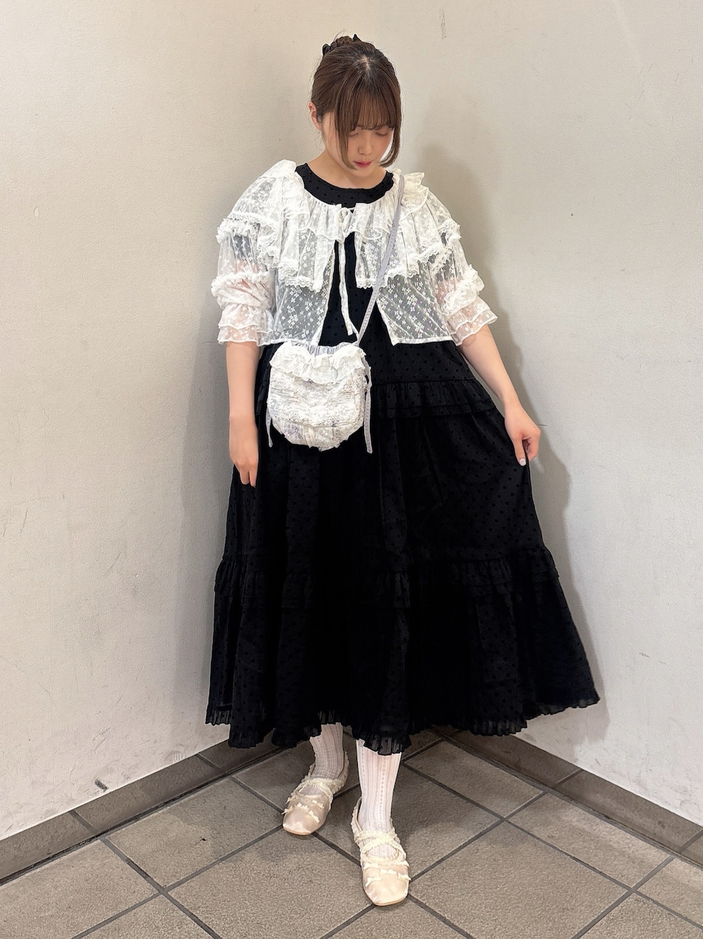 ホワイト系のカーディガン/ボレロ、ブルー系のショルダーバッグ、ブラック系のワンピースを着用したレディースの夏コーディネートの1枚目の写真