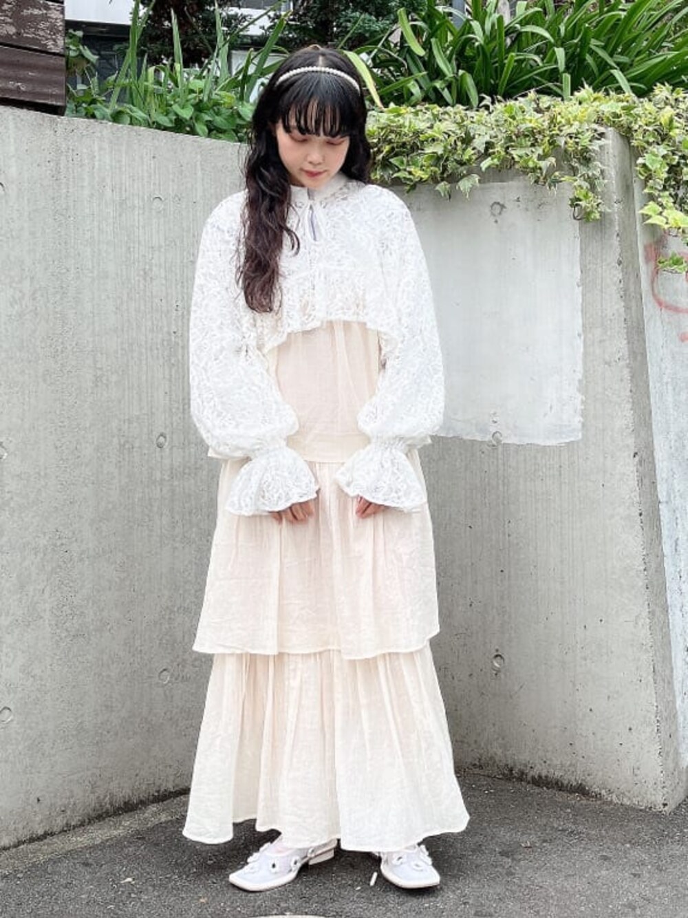 ホワイト系のワンピース、ホワイト系のパンプス、パープル系のチュニックを着用したレディースの秋コーディネートの1枚目の写真