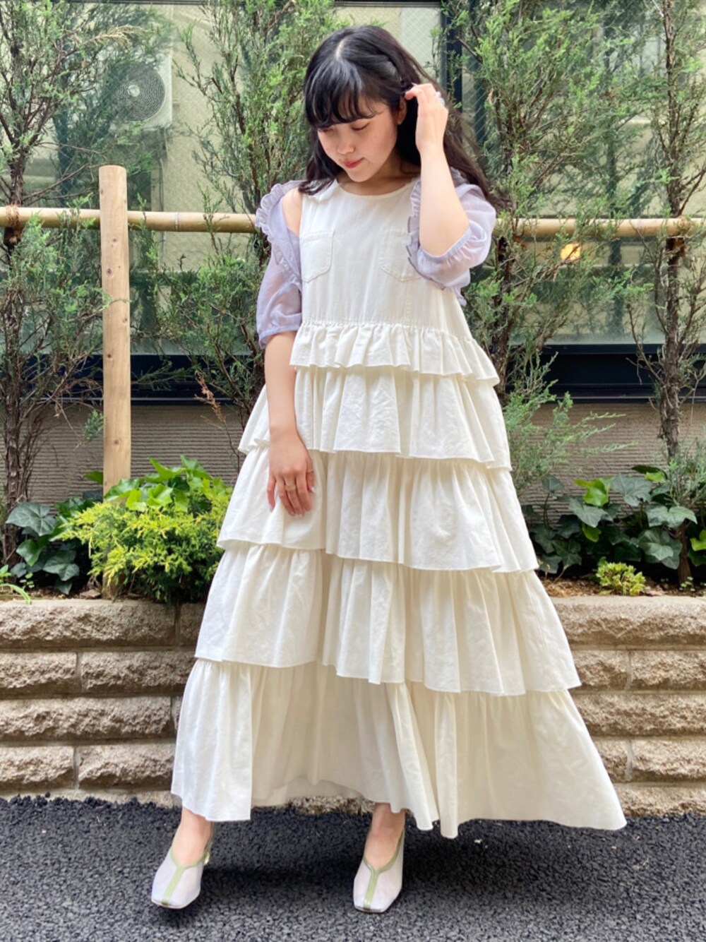 ブルー系のパンプス、ブルー系のカーディガン/ボレロを着用したレディースの春コーディネートの1枚目の写真
