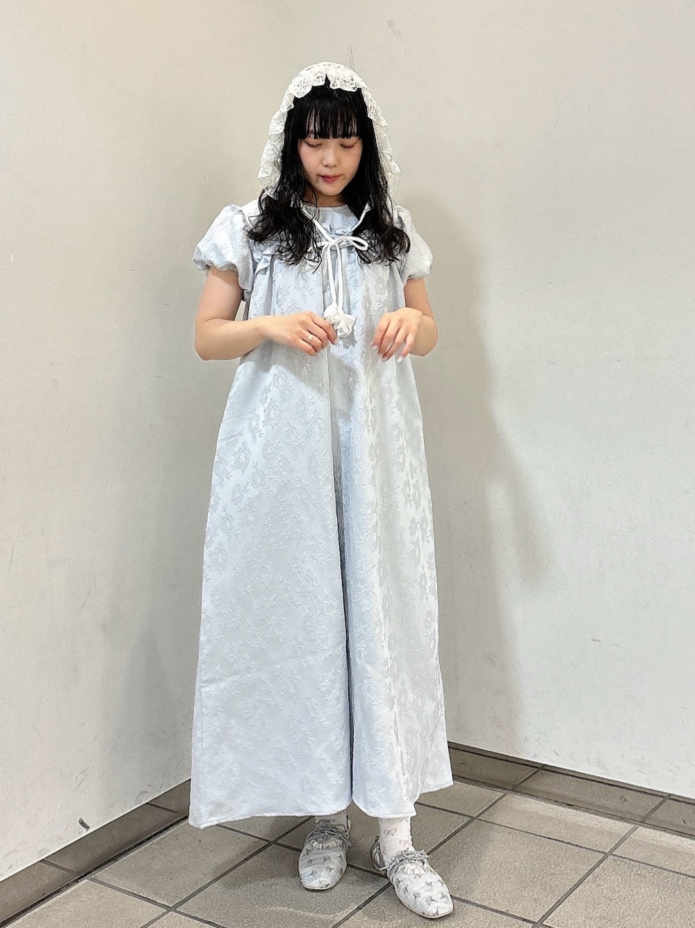 ブルー系のワンピース、シルバー系のバレエシューズ、ホワイト系のニットキャップ/ビーニーを着用したレディースの春コーディネートの1枚目の写真