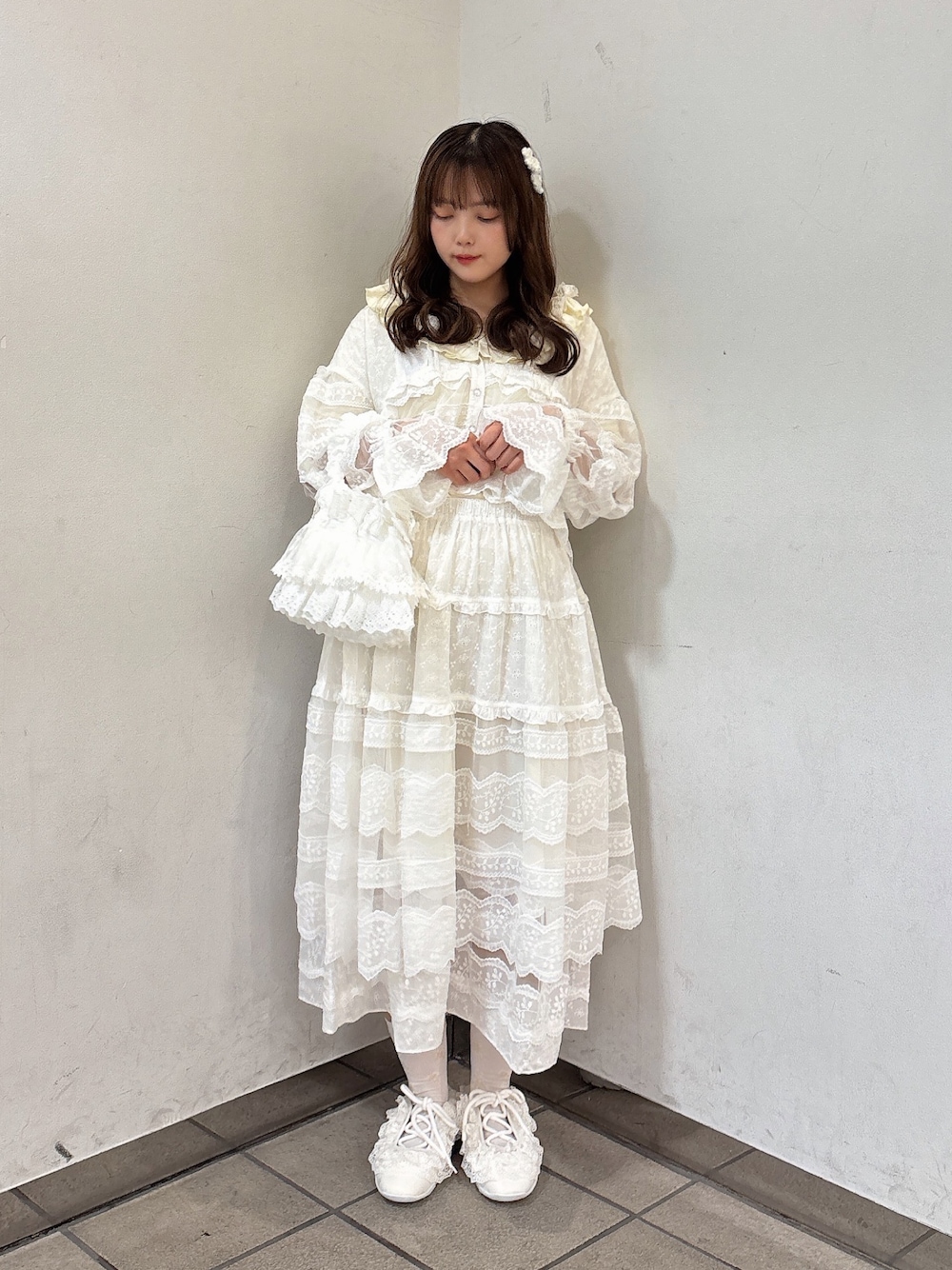 ホワイト系のTシャツ/カットソー、ホワイト系のシャツ/ブラウス、ホワイト系のスカートを着用したレディースの夏コーディネートの1枚目の写真
