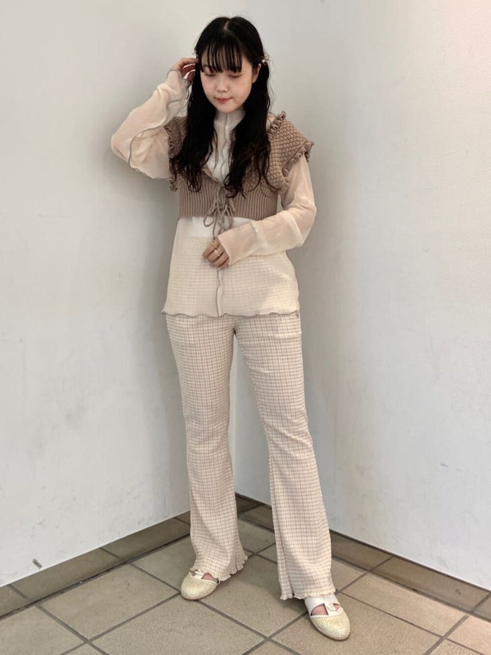 ベージュ系のその他パンツ、ホワイト系のチュニック、ベージュ系のパンプスを着用したレディースの夏コーディネートの1枚目の写真