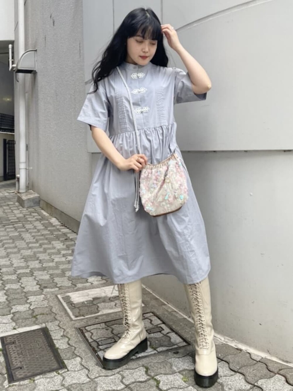 グレー系のワンピースを着用したレディースの夏コーディネートの1枚目の写真