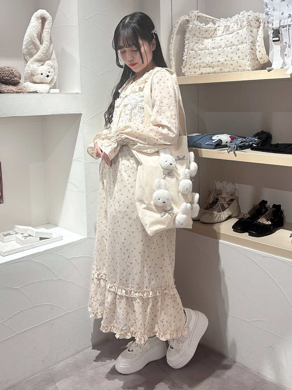 ホワイト系のワンピース、ホワイト系のスニーカー、シルバー系のバレッタ/ヘアクリップを着用したレディースの冬コーディネートの1枚目の写真