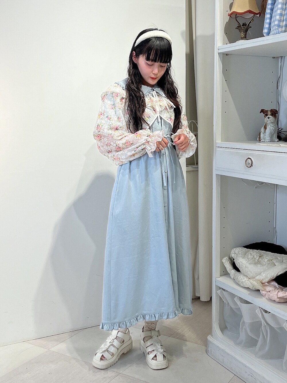 ホワイト系のカーディガン/ボレロ、ブルー系のワンピース、ホワイト系のサンダルを着用したレディースの夏コーディネートの1枚目の写真