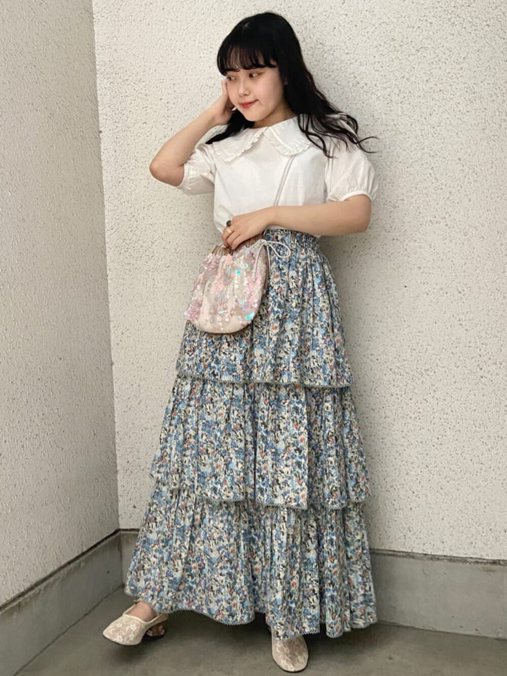 ホワイト系のシャツ/ブラウスを着用したレディースの夏コーディネートの1枚目の写真