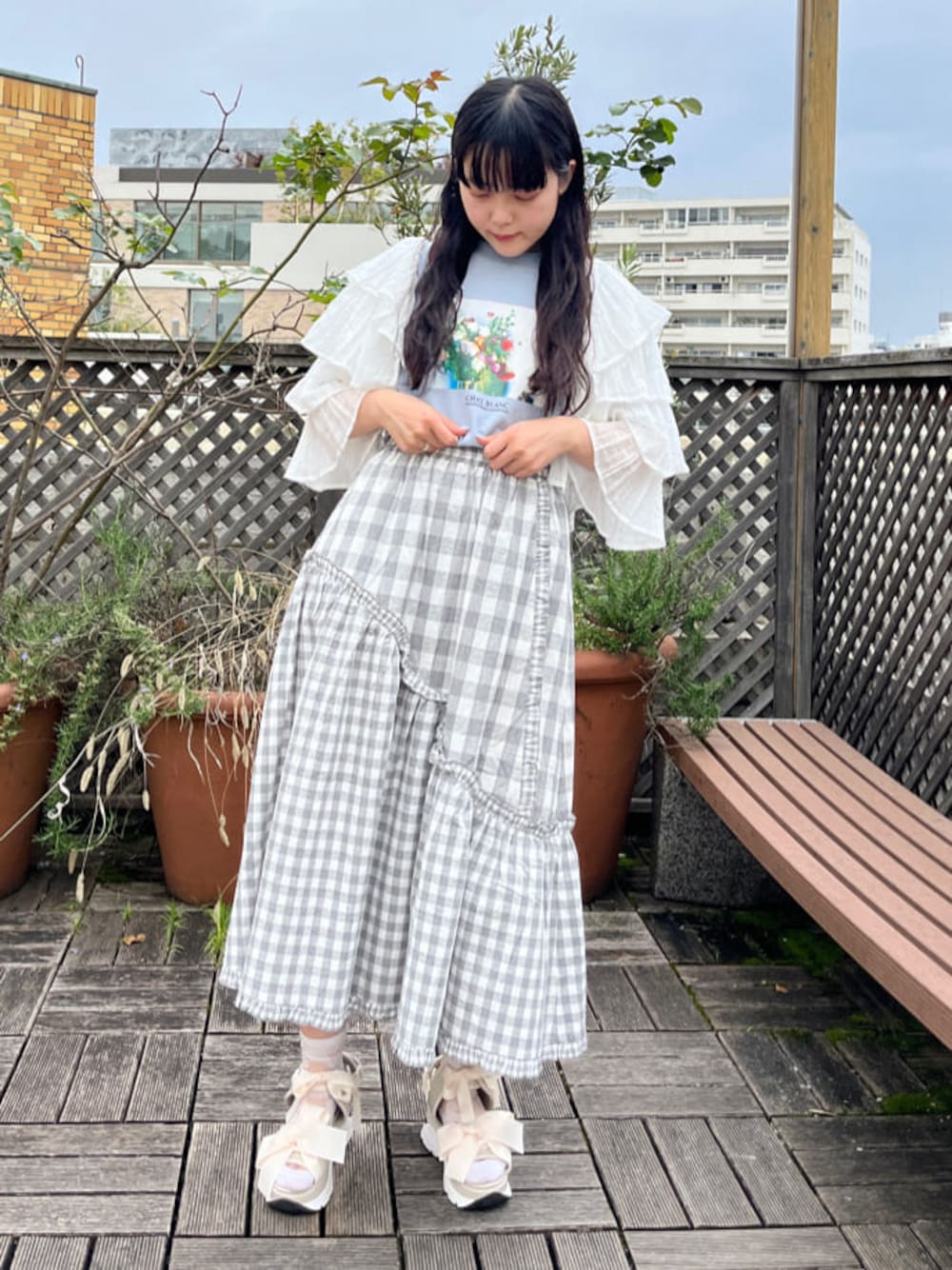 ホワイト系のTシャツ/カットソー、ホワイト系のサンダル、ブルー系のTシャツ/カットソーを着用したレディースの春コーディネートの1枚目の写真