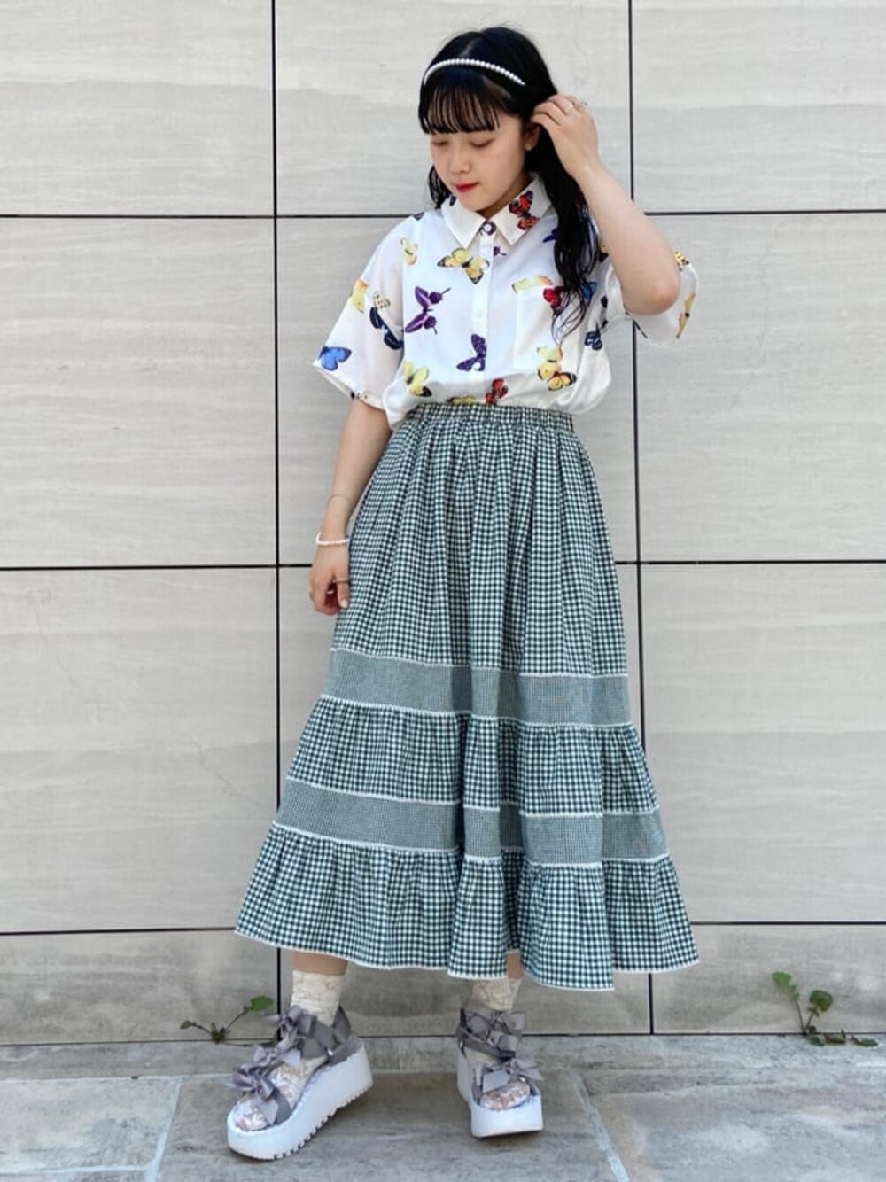 ホワイト系のシャツ/ブラウスを着用したレディースの夏コーディネートの1枚目の写真