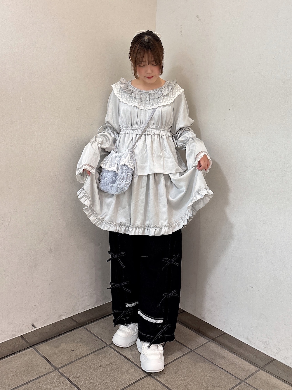 ブルー系のワンピース、ブルー系のハンドバッグ、ブルー系のデニムパンツを着用したレディースの夏コーディネートの1枚目の写真