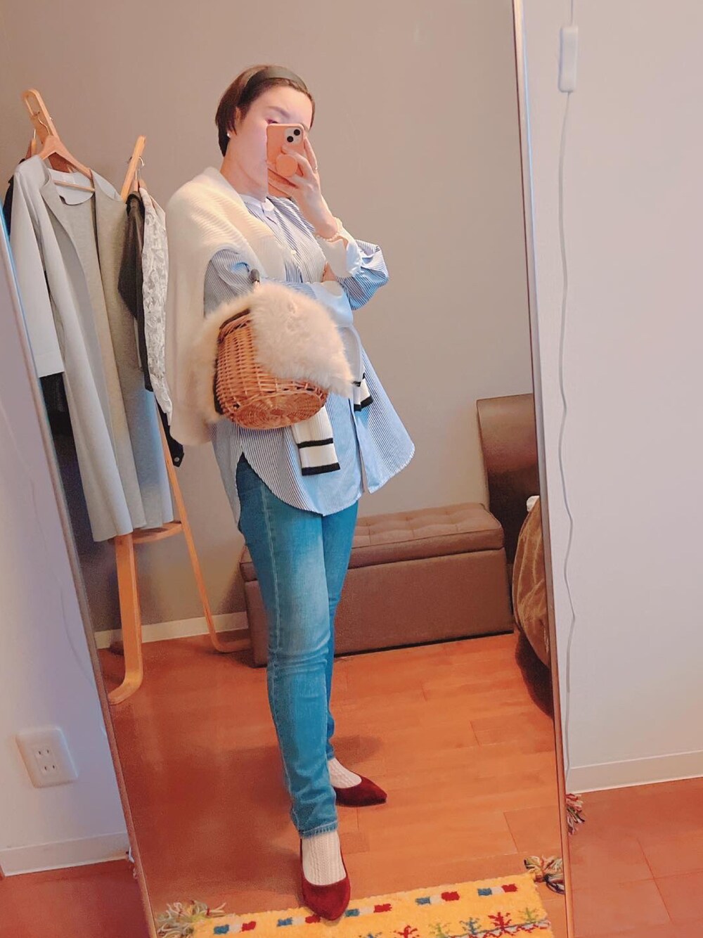 「大人カジュアル、大人女子、アラフォー、ママコーデ、ジーンズ、かごバッグ」｜「Traditional Weatherwearのアイテム（カーディガン/ボレロ、ホワイト系）」を使った、やすよしさん（レディース・158cm）の秋コーディネートの1枚目の写真