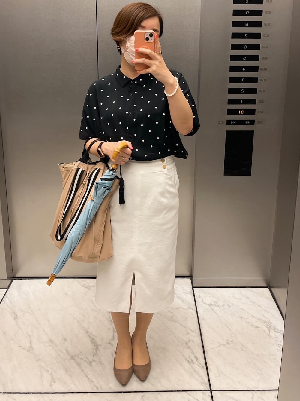「オトナ女子、シンプル、お仕事コーデ、ドットシャツ、アラフォーコーデ、タイトスカート」｜「UNIQLOのアイテム（シャツ/ブラウス、ブラック系）」を使った、やすよしさん（レディース・158cm）の夏コーディネートの1枚目の写真