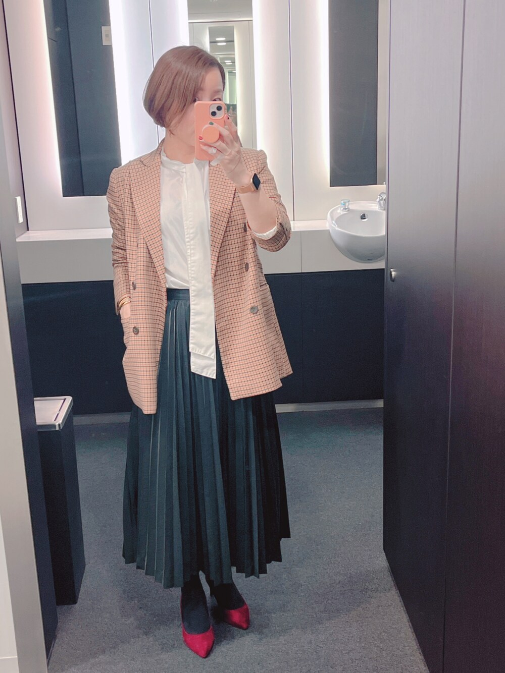 「スカートコーデ、ジャケット、大人女子、お仕事コーデ、ママコーデ、バングル」｜「Te chichiのアイテム（スカート、ブラック系）」を使った、やすよしさん（レディース・158cm）の冬コーディネートの1枚目の写真