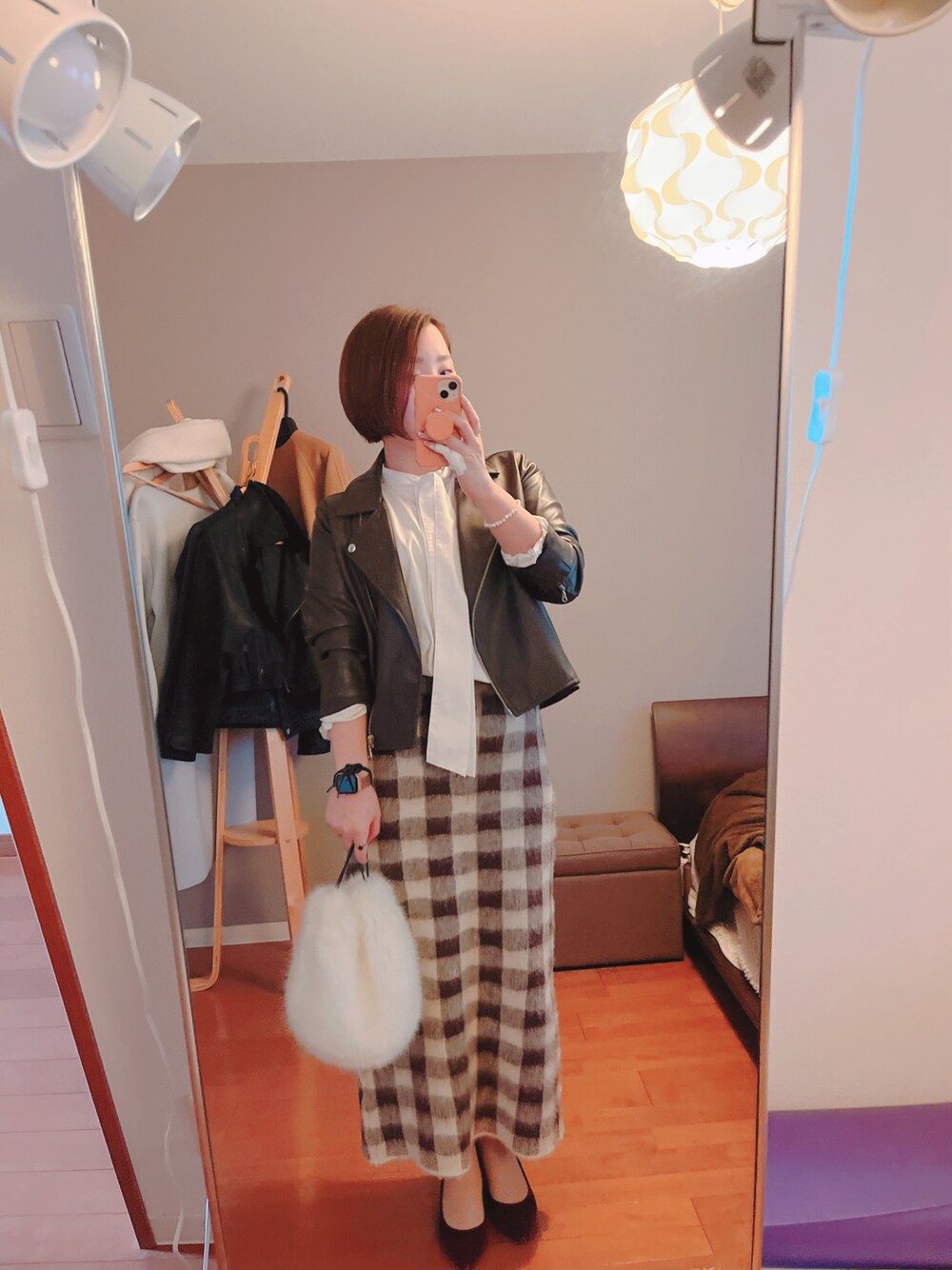 「休日コーデ、おしゃれさんと繋がりたい、大人カジュアル、ootd、ママファッション、革ジャン、タイトスカート」｜「URBAN RESEARCHのアイテム（ライダースジャケット、ブラウン系）」を使った、やすよしさん（レディース・158cm）の冬コーディネートの1枚目の写真