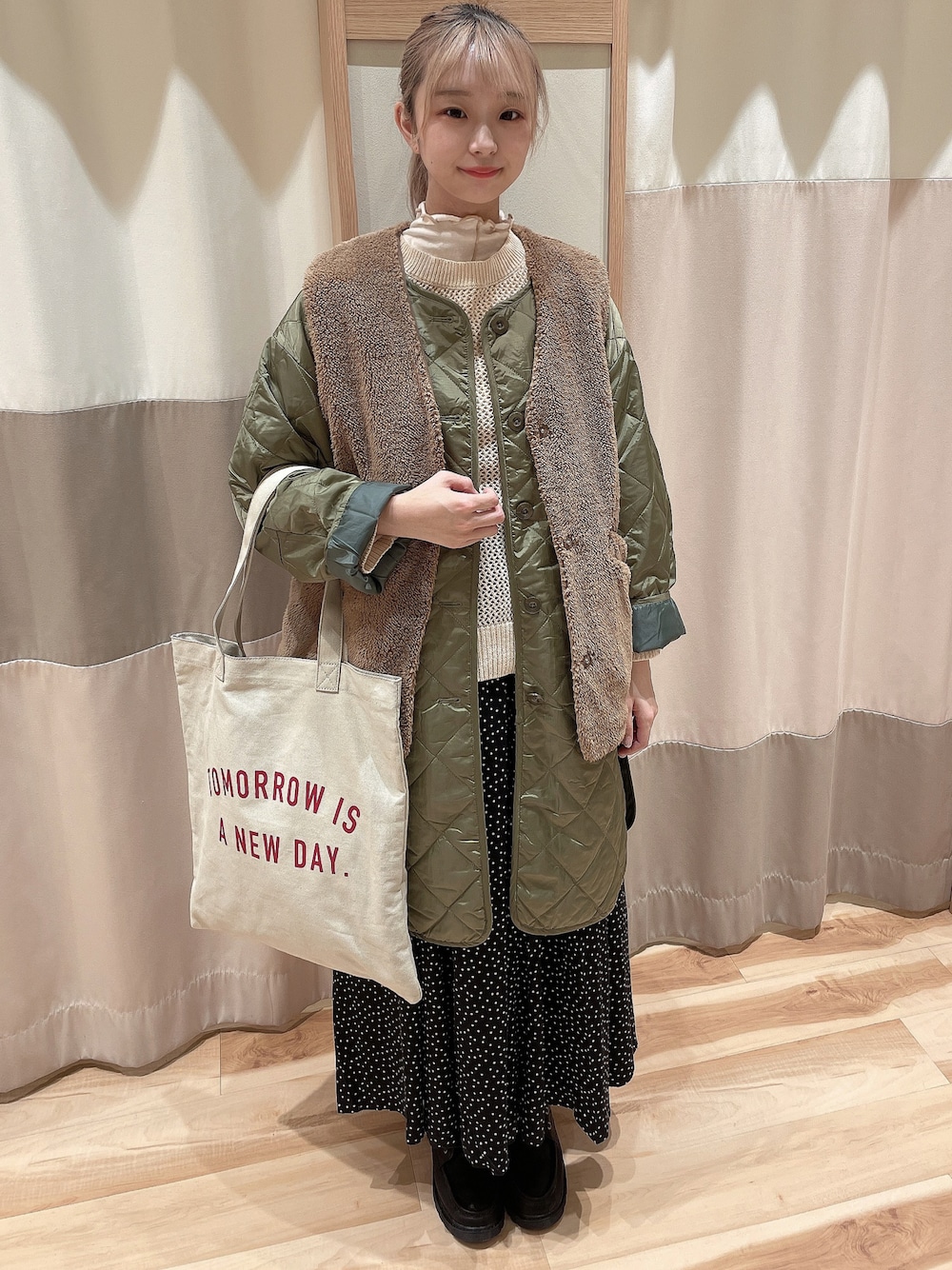 「秋ルック紹介するよ、秋服、秋冬コーデ、秋服コーデ、カジュアル、ブーツ、キルティング、ベスト、トートバッグ、サマンサ モスモス(Samansa Mos2)、サマンサモスモス、SM2」｜「Samansa Mos2のキャンバスロゴトートバッグ（ハンドバッグ、ベージュ系）」を使った、CHITOさん（レディース・162cm）の秋コーディネートの1枚目の写真