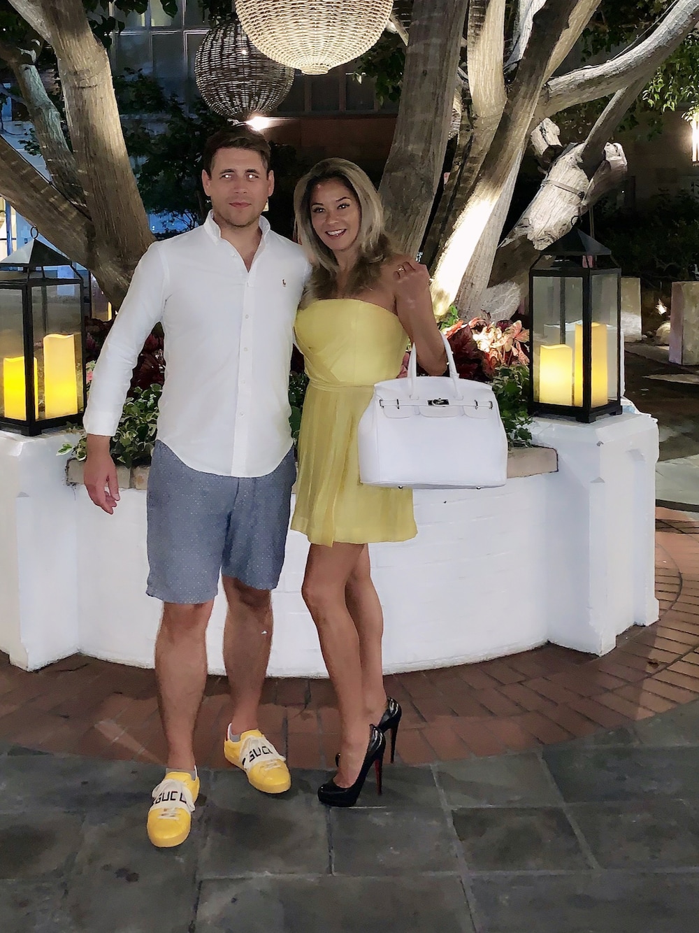 ホワイト系のショルダーバッグ、ブラック系のパンプス、イエロー系のスニーカーを着用したレディースの秋コーディネートの1枚目の写真