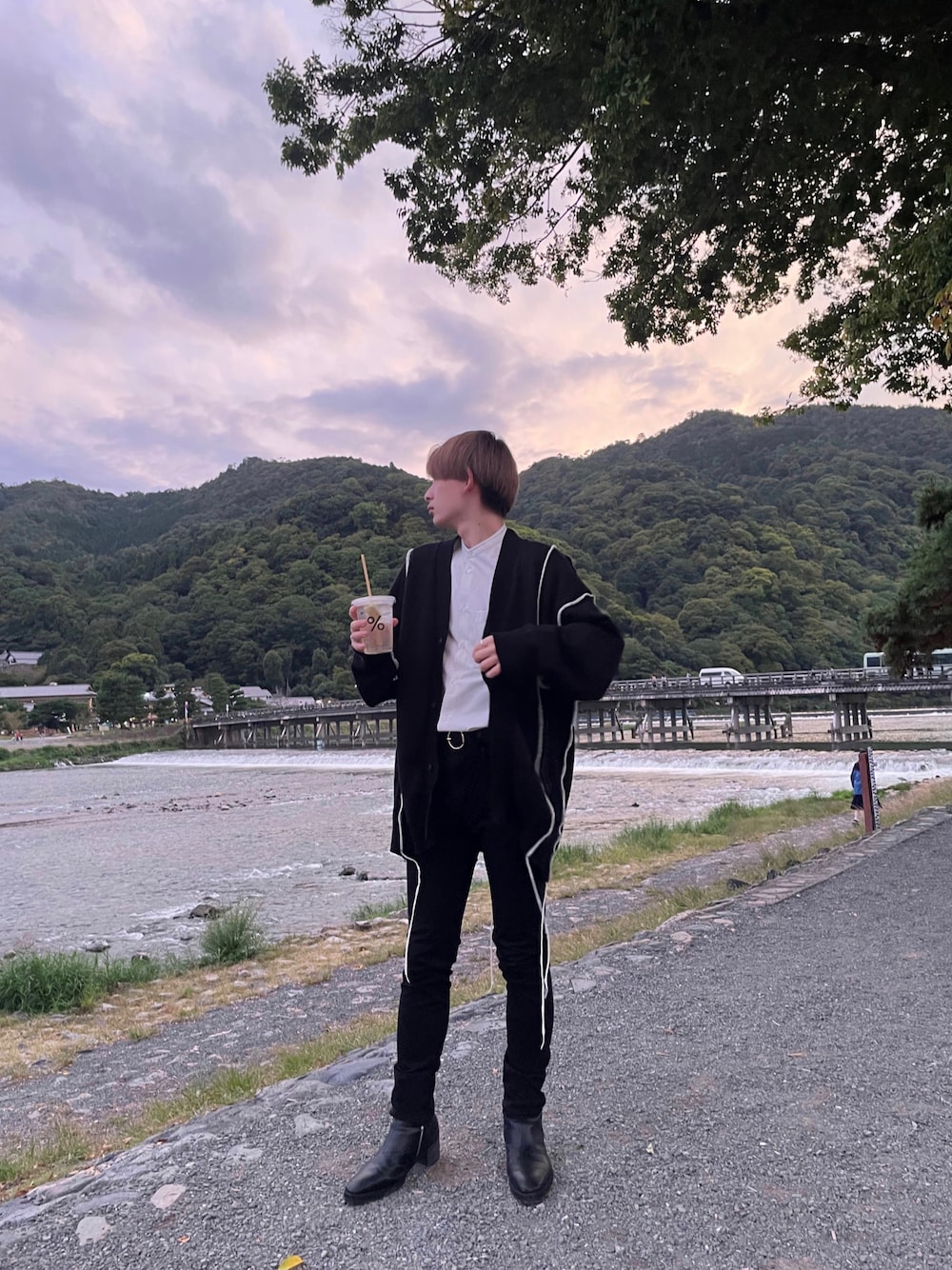 「秋コーデ、今日のコーデ、お洒落さんとつながりたい、メンズコーデ、ブラック、ブーツ、ヒールブーツ、嵐山、個性的、ootd、白シャツ×パンツ、シンプルコーデ、カーディガンコーデ、ロングカーディガン、初投稿」｜「GLOBAL WORKのアイテム（シャツ/ブラウス、ホワイト系）」を使った、reijiさん（メンズ・171cm）の秋コーディネートの1枚目の写真